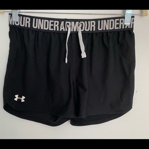 A bundle of under armour shirts for kids
